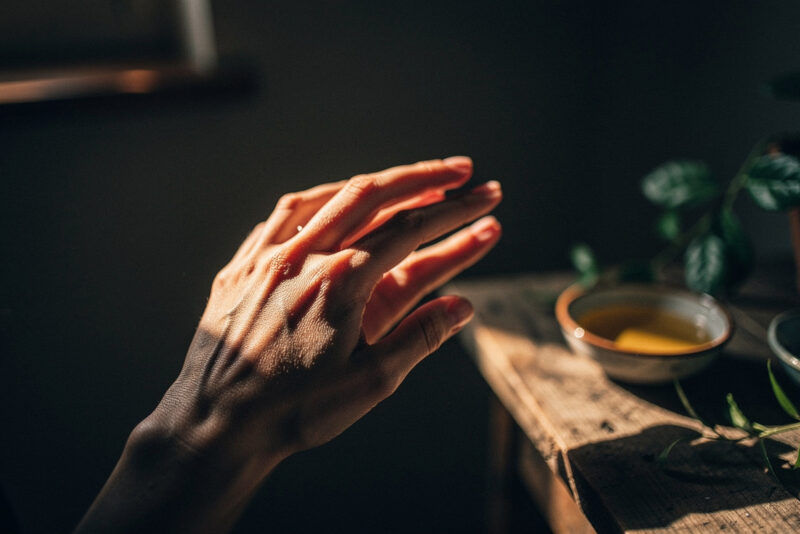 Le grattage de la main droite : signification, causes et solutions naturelles